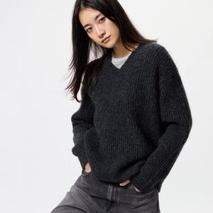 Uniqlo Fluffy V-Neck Wool Blend Sweater in Grey